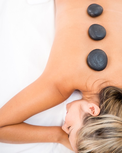 Frau bei einer Hot stone-Massage